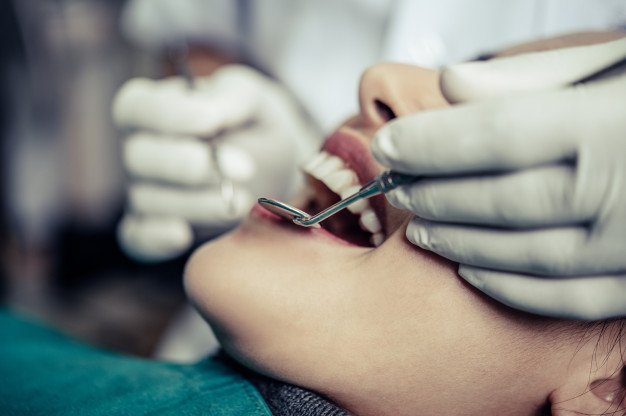 Dentistas tratam os dentes dos pacientes